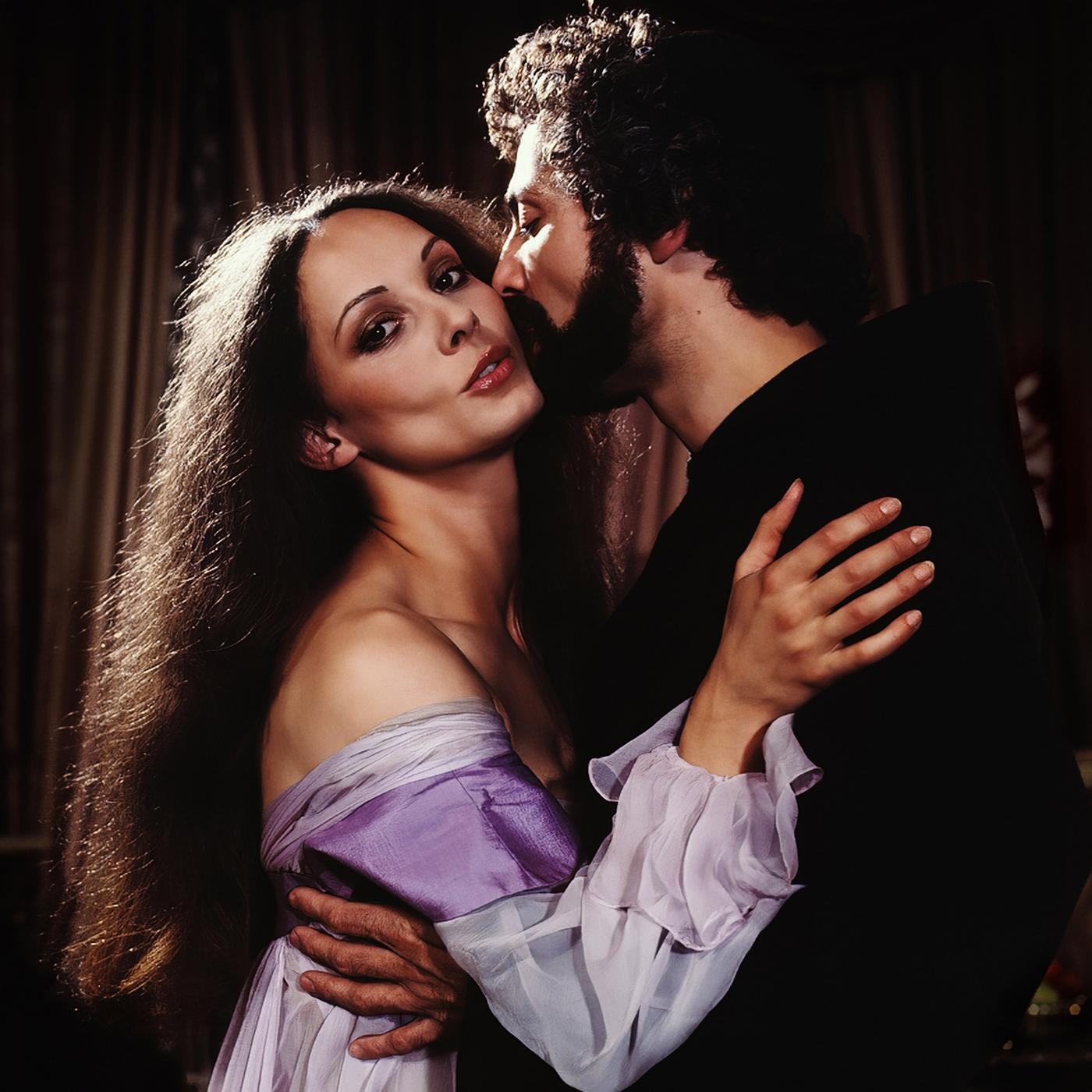 Eine Frau und ein Mann umarmen sich.