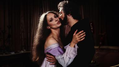 Eine Frau und ein Mann umarmen sich.