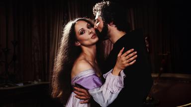 Eine Frau und ein Mann umarmen sich.