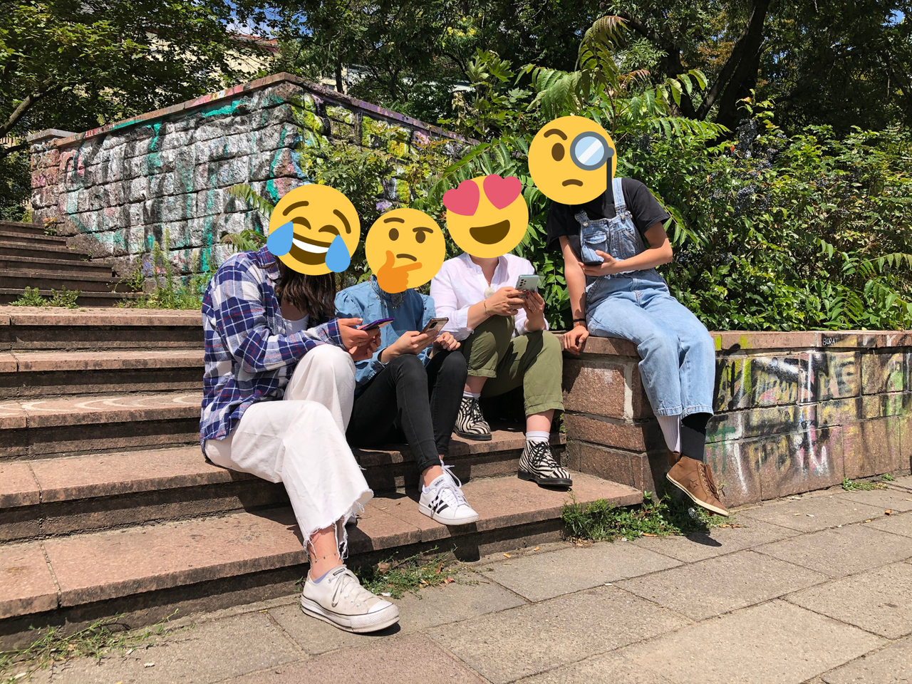 Vier Jugendliche mit Smileys statt Köpfen