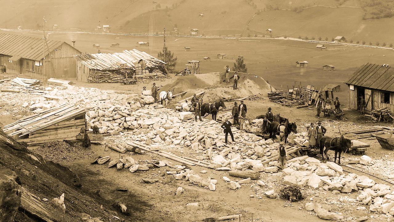 Historische Aufnahme einer Baustelle mit Pferden als Lasttiere