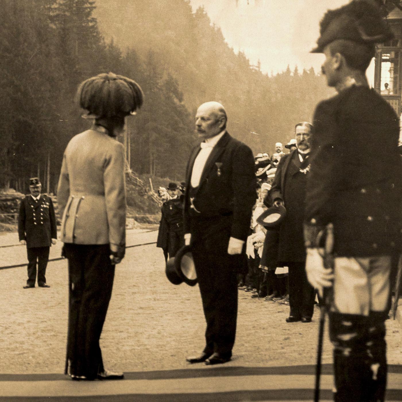 Historische Aufnahme: Männer in Uniformen begrüßen den Kaiser