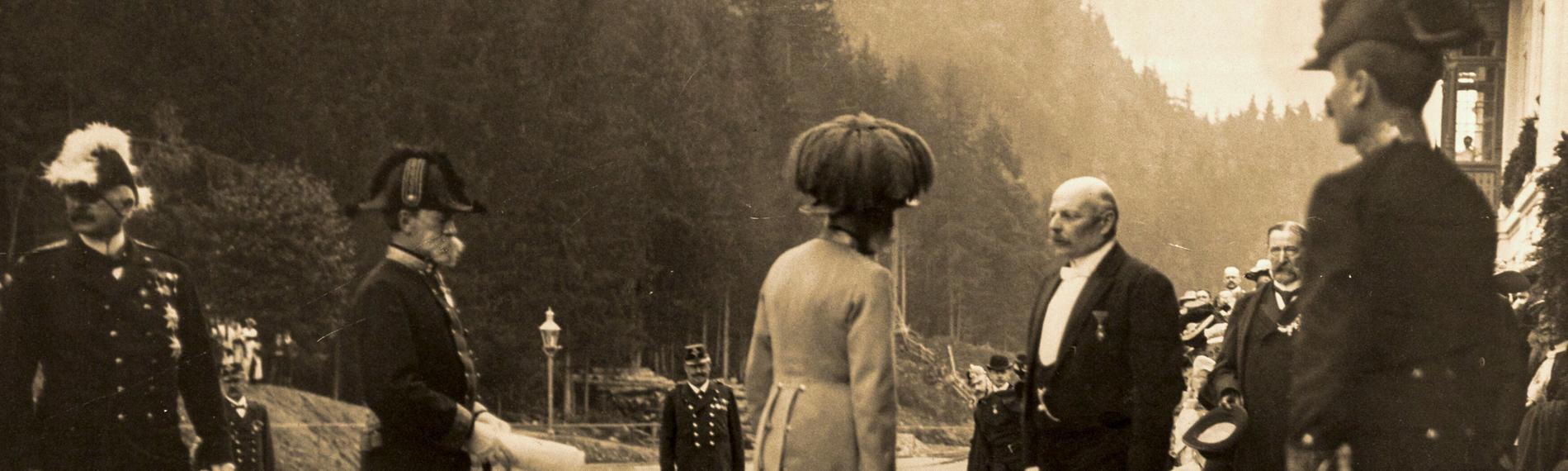 Historische Aufnahme: Männer in Uniformen begrüßen den Kaiser