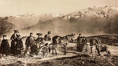 Historische Aufnahme von Menschen mit Eselsfuhrwerken in den Bergen