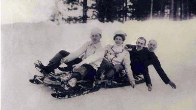 Historische Aufnahme eines schlittenähnlichen Gefährts mit vier Personen