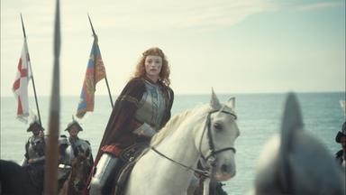 "Die glorreichen 10 - Die faszinierendsten Länder der Geschichte": Spielszene: Königin Elisabeth I. sitzt in Rüstung auf einem weißen Pferd, umgeben von Soldaten. Im Hintergrund ist das Meer zu sehen.