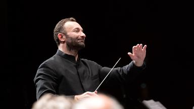 "Richard Strauss: Die Frau ohne Schatten": Der Dirigent Kirill Petrenko steht vor dem Orchester und dirigiert.