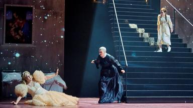 "Richard Strauss: Die Frau ohne Schatten": Szenenfoto aus der Oper. Auf der Bühne vlnr: “Die Kaiserin“ (Elza van den Heever), “Die Amme“ (Michaela Schuster) und "Vivien“ (Vivien Hartert).