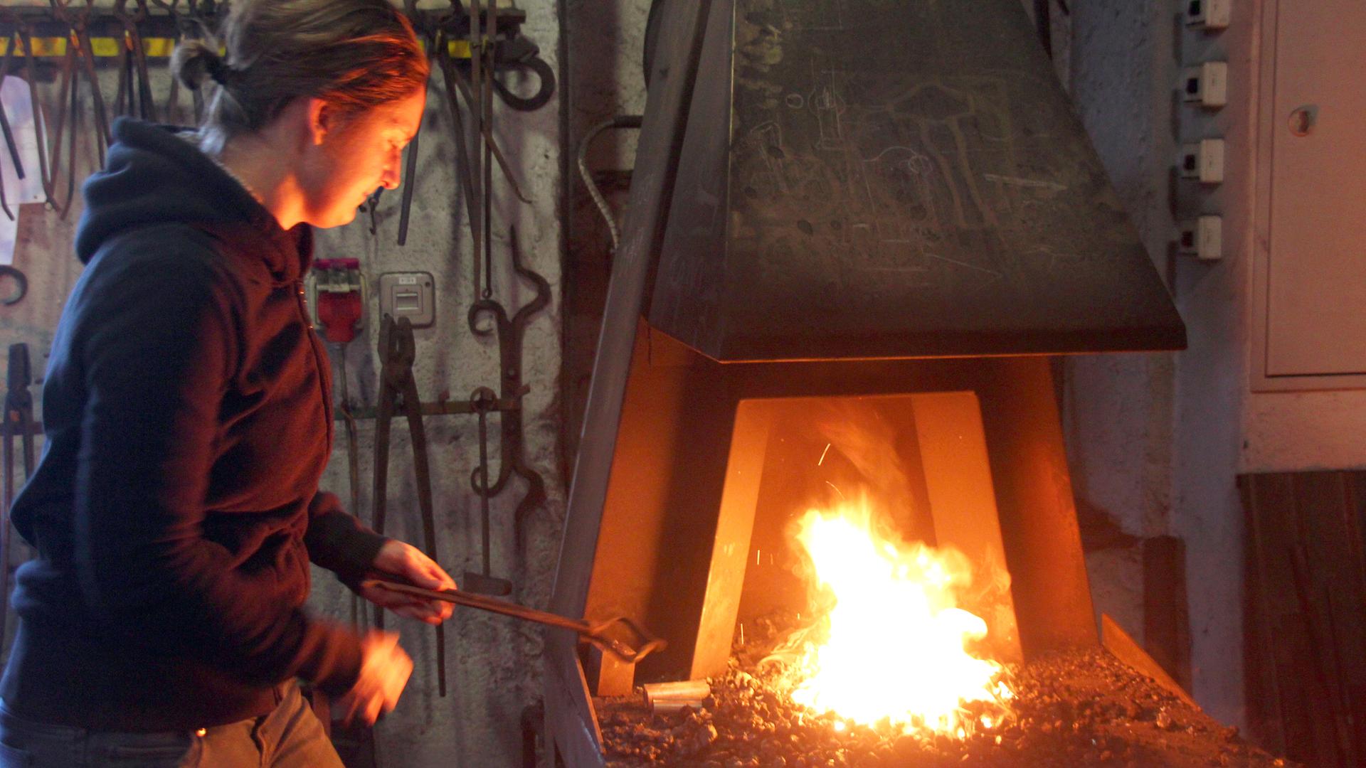 Christine Habermann vor einer Esse.