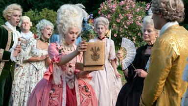 Prinzessin Aurora (Josefine Voss) freut sich über Prinz Lazlos (Moritz Lehmann) Geschenk.