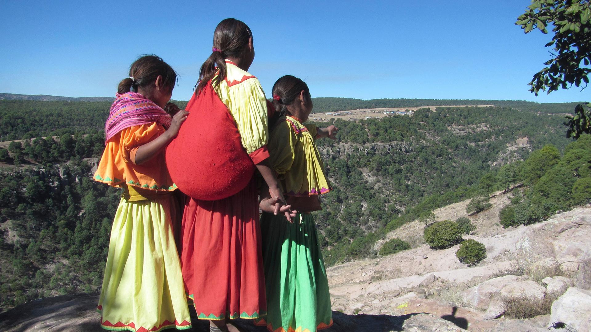 Die Schwestern Angela, Philomena auf dem Weg zur Schule.