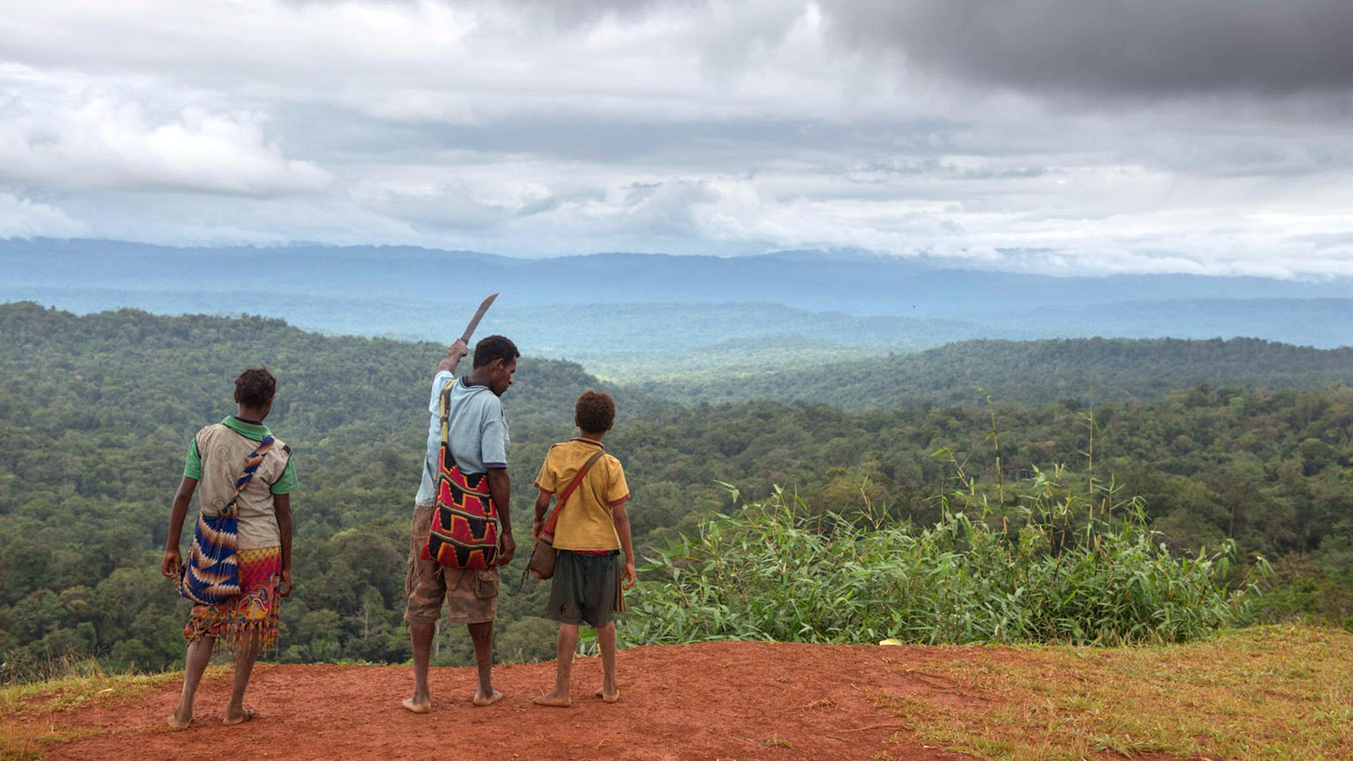 Vater Michael begleitet Ruth und seinen Sohn Junior. Der Schulweg von Ruth, 12, und Junior, 8 führt kilometerweit durch den Urwald. 