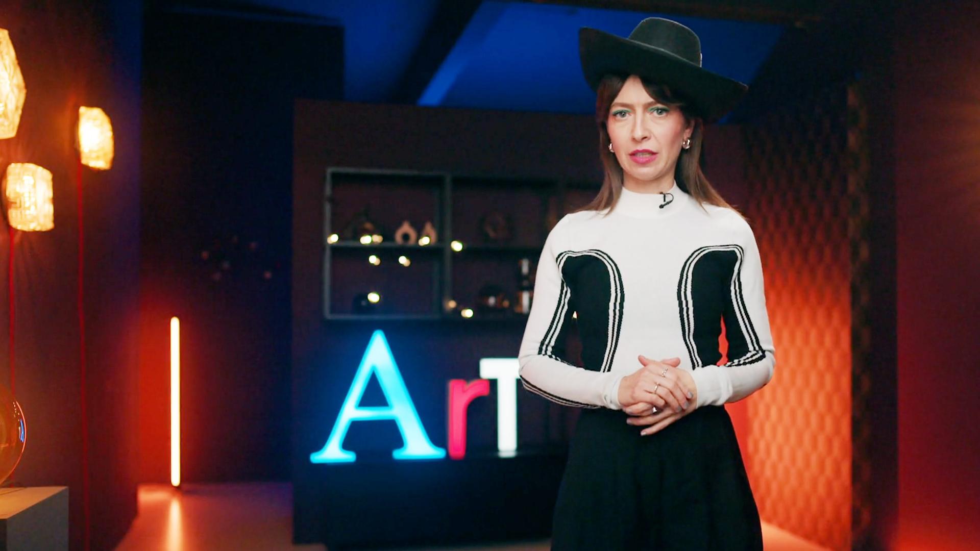 Bianca Hauda mit schwarzem Hut in der Studiodeko