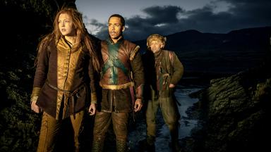 Vor dem Hintergrund einer nächtlichen, mondähnlichen, unwirtlichen Landschaft stehen nebeneinander Zottelhaube (Charlotte Krause), Prinz Tanka (Jerry Hoffmann) und Bero (Jürgen Vogel). Sie alle tragen, angemessen für eine Reise durch die Wildnis, eine Hose, einen gepolsterten Wams und festes Schuhwerk. Sie blicken ebenso angespannt wie neugierig in die Ferne, von wo sie ein heller Lichtstrahl trifft und ihre Körper und Gesichter erleuchtet.