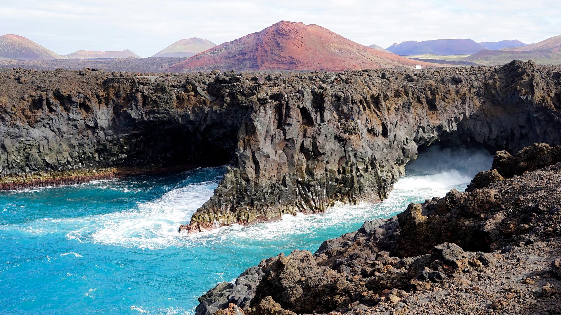 Lavafelsen von vorne gesehen in der Brandung