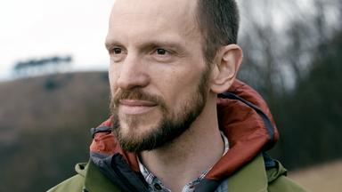 Professor Michael Roth betrachtet eine Landschaft