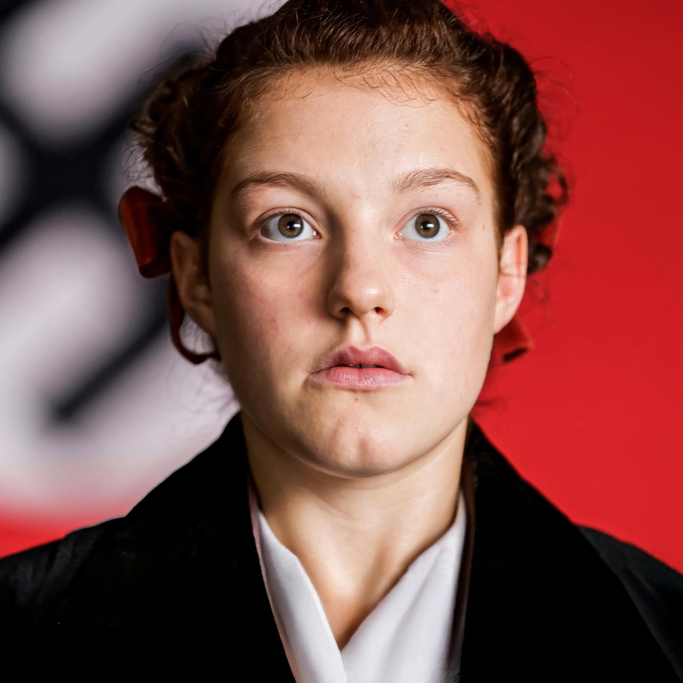 Ernst schauende junge Frau in Nahaufnahme