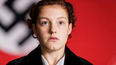 Ernst schauende junge Frau in Nahaufnahme