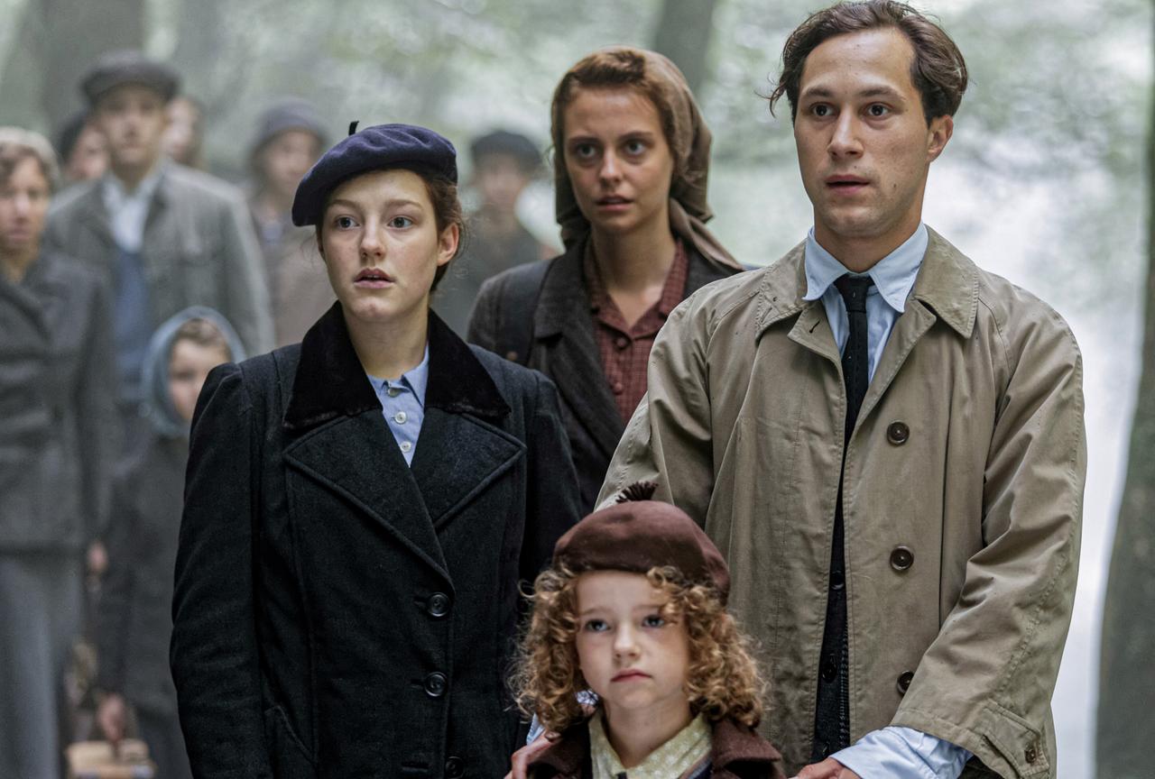 Besorgt schauende junge Familie