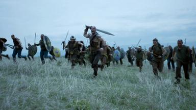 "Die glorreichen 10 - Die krassesten Trips der Geschichte": Spielszene: Eine Gruppe keltischer Krieger stürmt zum Angriff über eine Wiese.