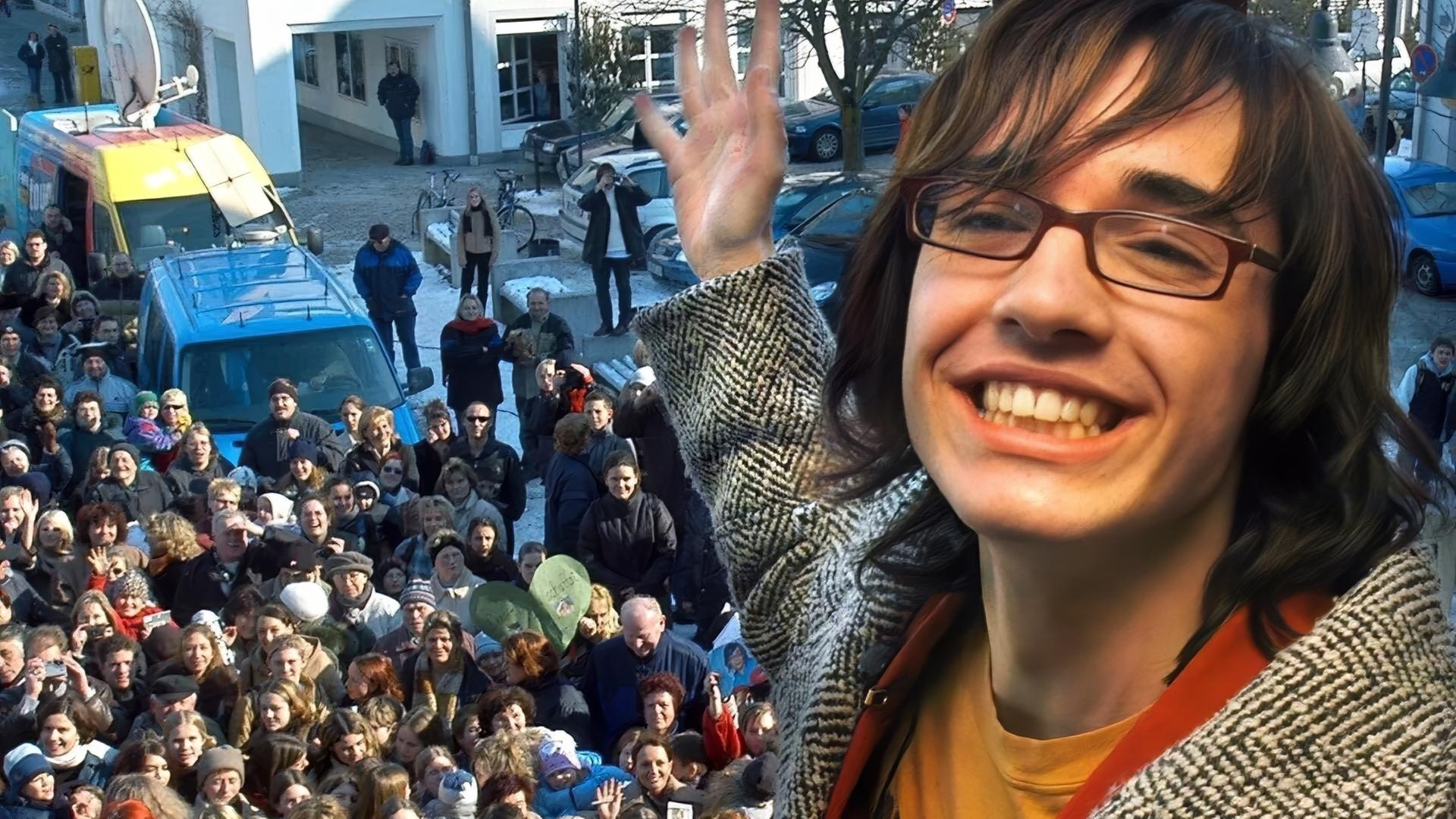 Daniel Küblböck winkt vom Fenster des Rathauses im niederbayerischen Eggenfelden seinen Fans zu.