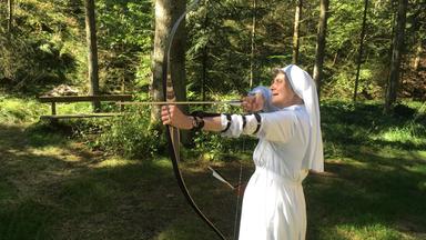 Sr. Christiane Reichelt beim morgendlichen Bogenschießen