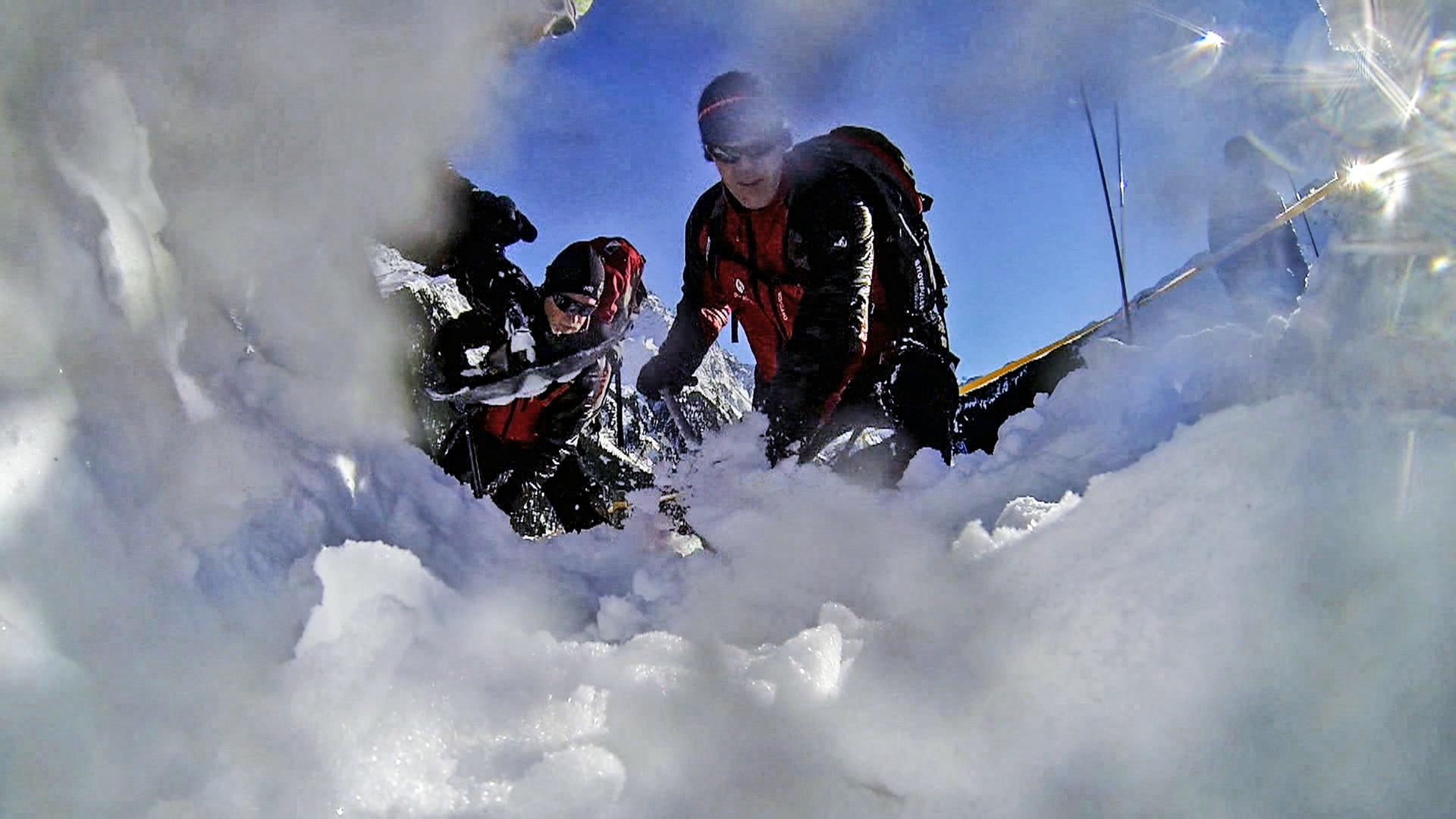 Blick aus einem Schneeloch