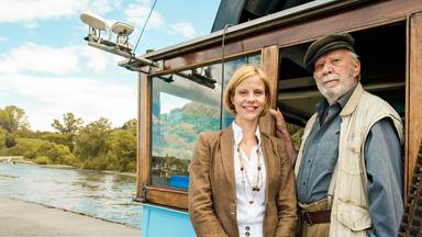 Claudia (Julia Jäger) begleitet ihren Vater Rainer (Heinz Baumann) auf seiner letzten Fahrt auf dem Schiff
