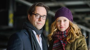 Joachim Vernau (Jan Josef Liefers) und Marie-Luise (Stefanie Stappenbeck) in Nahaufnahme.