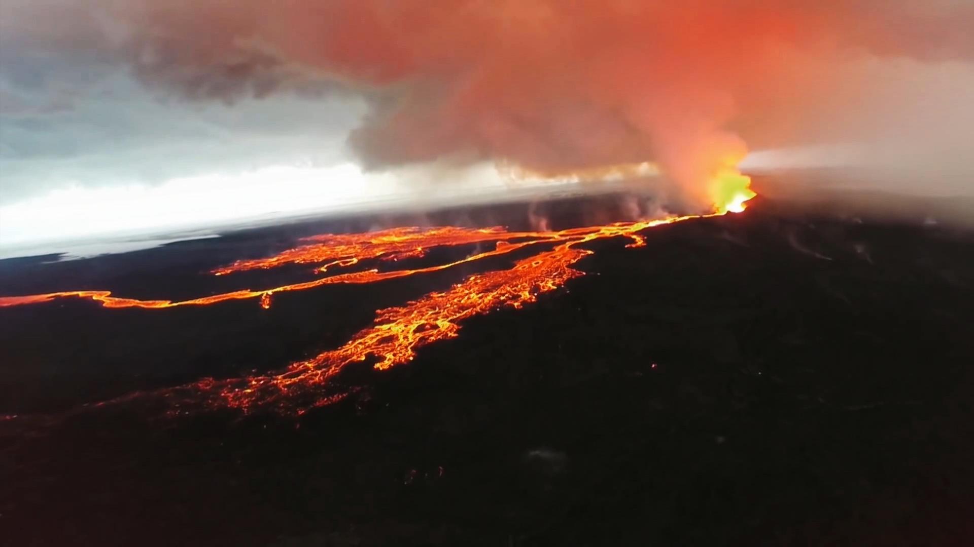 "Terra X - Die Macht der Vulkane: Jahre ohne Sommer": Vulkanausbruch mit mehreren Lavaströmen.