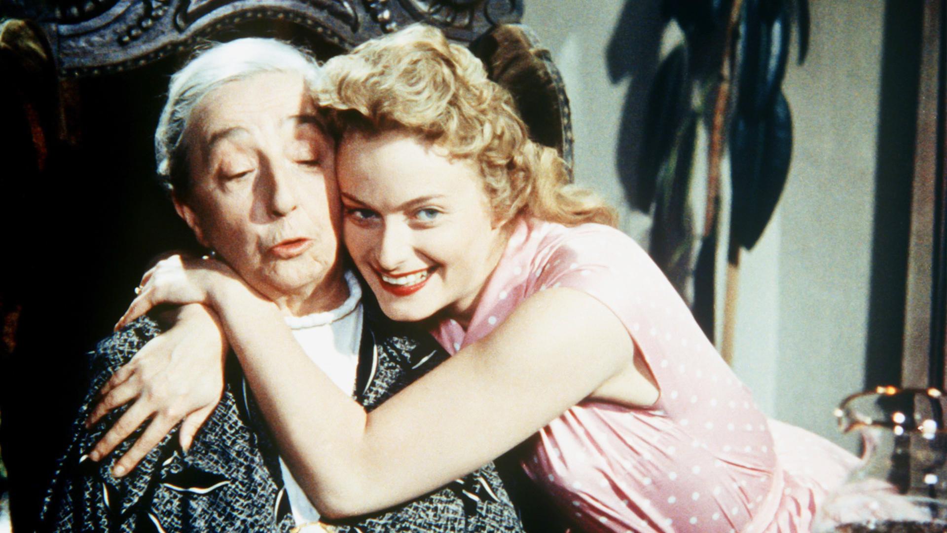 Eine ältere und eine junge Frau.