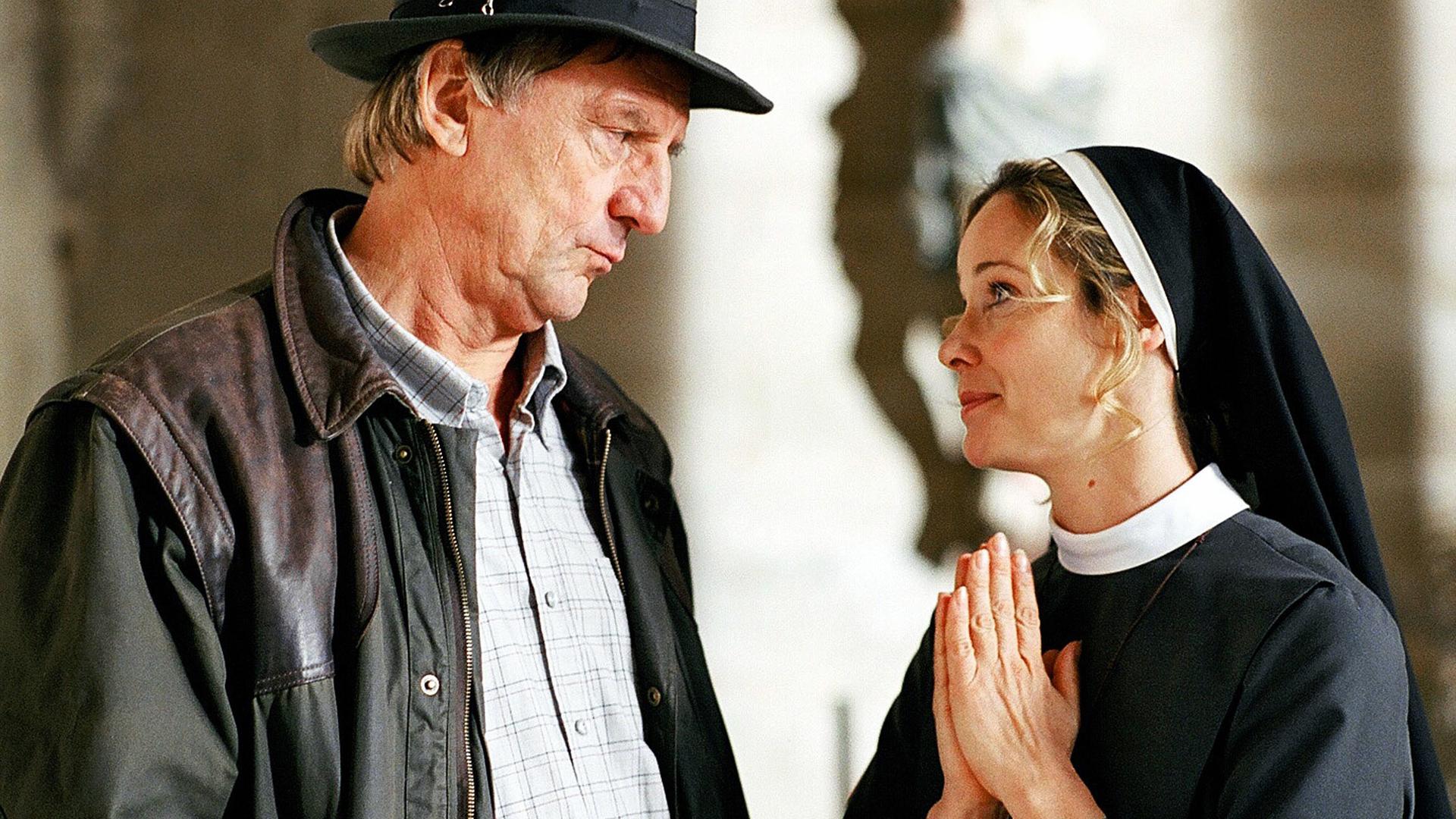 Kommissar Josef Baumert (Günter Maria Halmer) blickt zu Schwester Camilla (Ann-Kathrin Kramer).