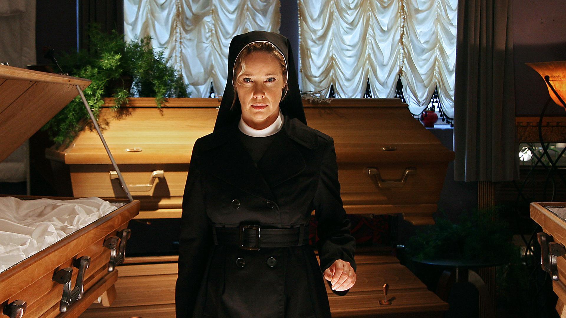 Schwester Camilla (Ann-Kathrin Kramer) steht in einem Raum mit lauter Särgen