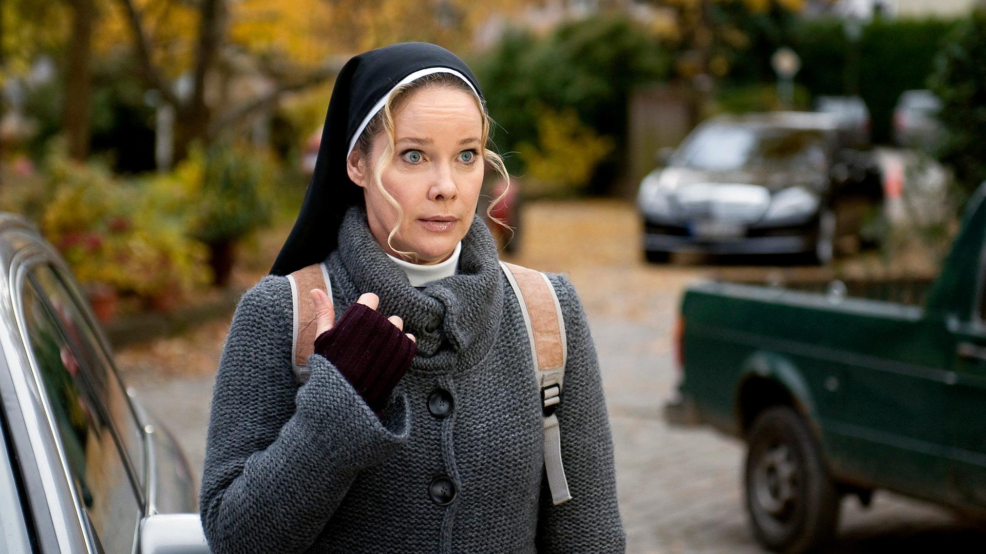 Schwester Camilla (Ann-Kathrin Kramer) beobachtet eine Situation