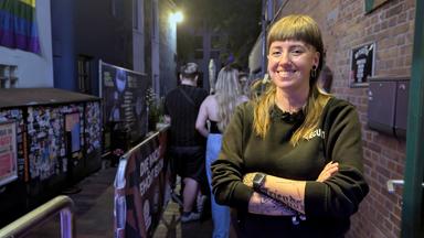 Ayla Imke steht seit 2,5 Jahren vor der Tür des „Amadeus“ in Oldenburg. 