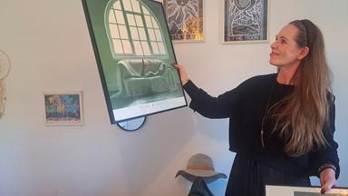 Conni Koepp hält ein Bild in der Hand