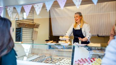 Konditormeisterin Jule Kleine in ihrem Verkaufswagen auf einem Wochenmarkt