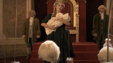 "Die glorreichen 10 - Die peinlichsten Familienmitglieder der Geschichte": Spielszene: Maria Theresia von Österreich steht mit einem Baby im Arm vor einer Menschenmenge.