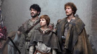 "Die Pilgerin" - Zurück aus Santiago de Compostela, finden Tilla (Josefine Preuß, Mitte), Sebastian (Jacob Matschenz, rechts) und Manfred (Carlo Ljubek, links) die Stadt Tremmlingen in Aufruhr.