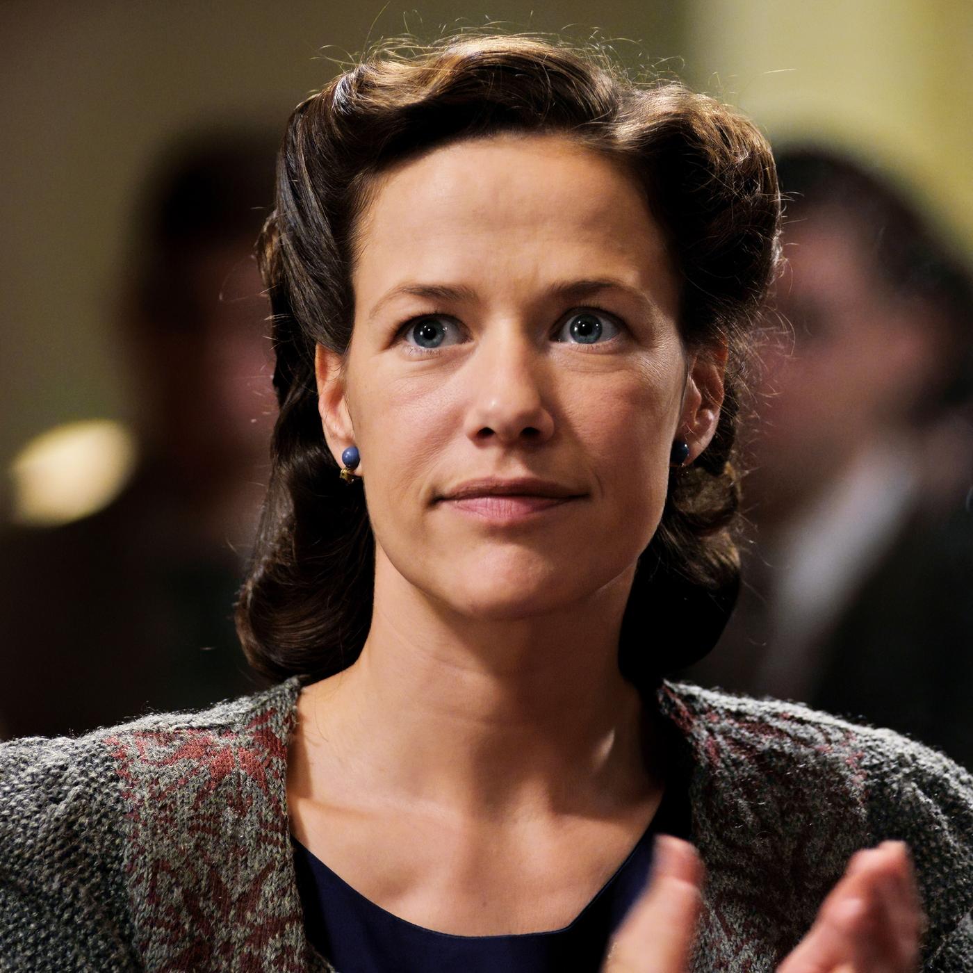 Lena (Alexandra Neldel) verfolgt den ersten Auftritt ihrer Schwester Betty.