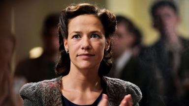 Lena (Alexandra Neldel) verfolgt den ersten Auftritt ihrer Schwester Betty.