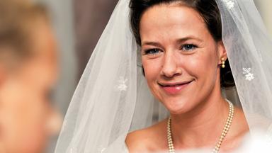 Die frisch vermählte Lena (Alexandra Neldel) ist glücklich.