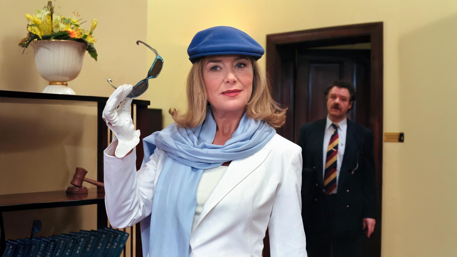 Elvira Kupfer (Jutta Speidel) spielt die Disko-Besitzerin.