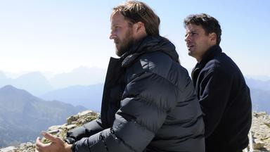 Tom (Stephan Luca, rechts) macht Mark (Maximilian Brückner) den Vorschlag, für ihn das Geld für die Nanga Parbat-Expedition aufzutreiben.
