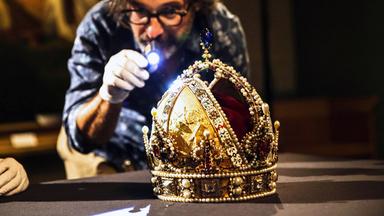 Kurator Paulus Rainer mit der Rudolfskrone