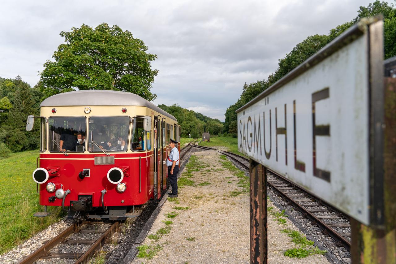 Die wunderschöne Härtsfeld-Museumsbahn "Schättere" vor dem Bahnhof Sägmühle.