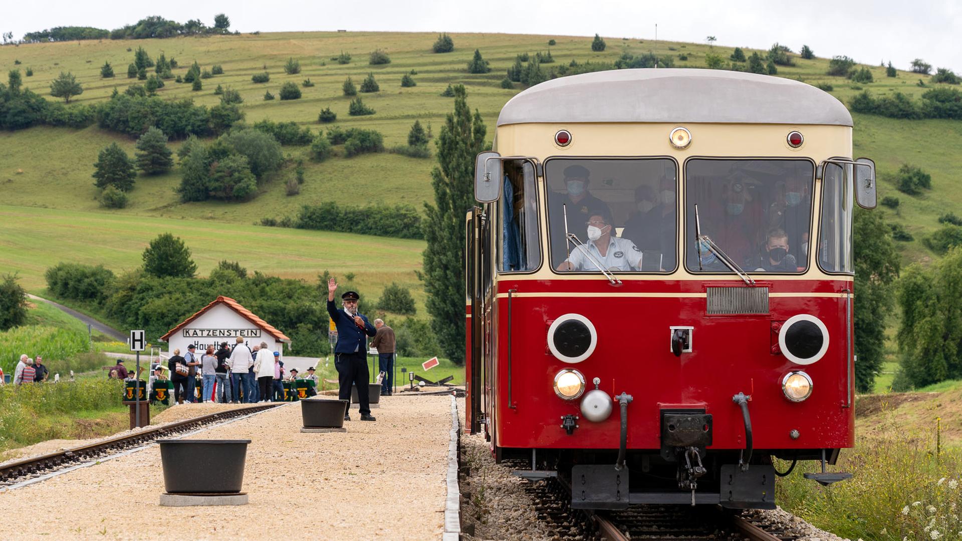 Die wunderschöne Härtsfeld-Museumsbahn "Schättere" am neuen Bahnhof Katzenstein. Der Schaffner pfeift.