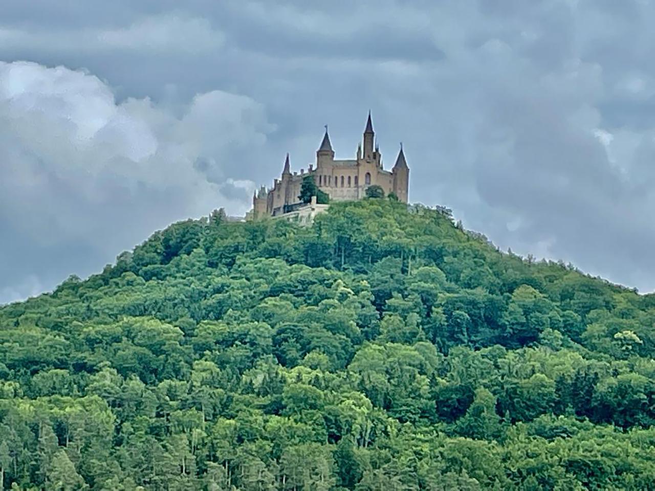 Die Burg Hohenzollern auf einem grünen Hügel