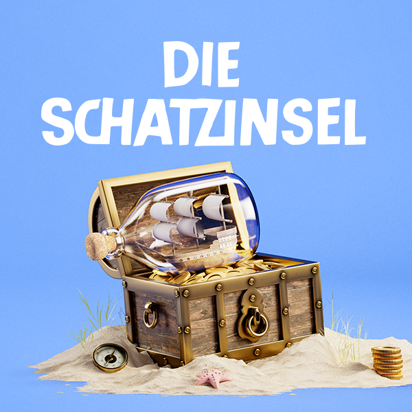 eine geöffnete Schatztruhe steht auf einem kleinen Sandhaufen, darin sind Goldmünzen und auf diesen liegt eine Glasflasche mit einem Segelschiff