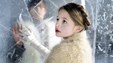 Gerda (Flora Li Thiemann) träumt, dass Kay (Kristo Ferkic) in Gefahr ist.